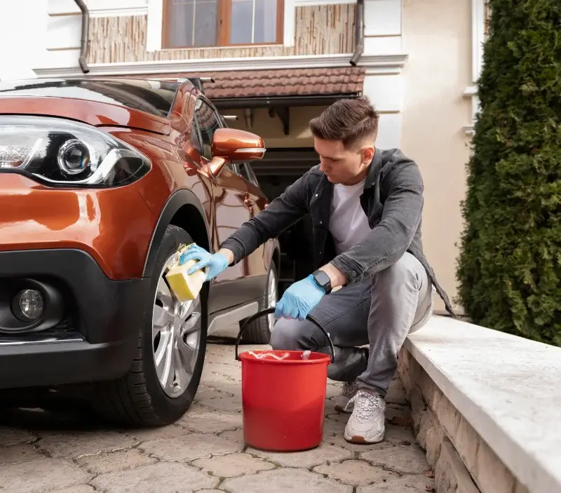 Lavage auto à domicile Saint-Maurice-la-Souterraine : professionnel intervenant sur un véhicule